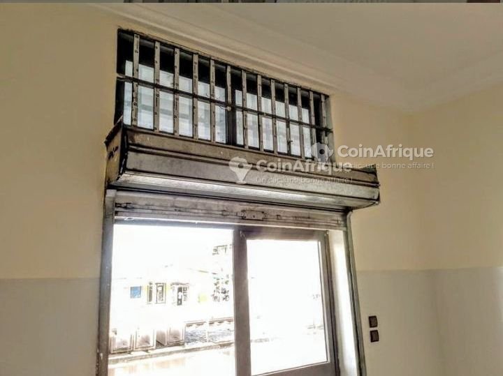 Magasin moderne d'une pièce avec baie-vitrée et sécurité renforcée