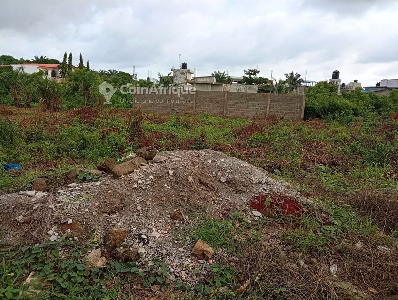 Terrain constructible de 335 m² avec titre foncier – Idéal pour projet résidentiel ou locatif