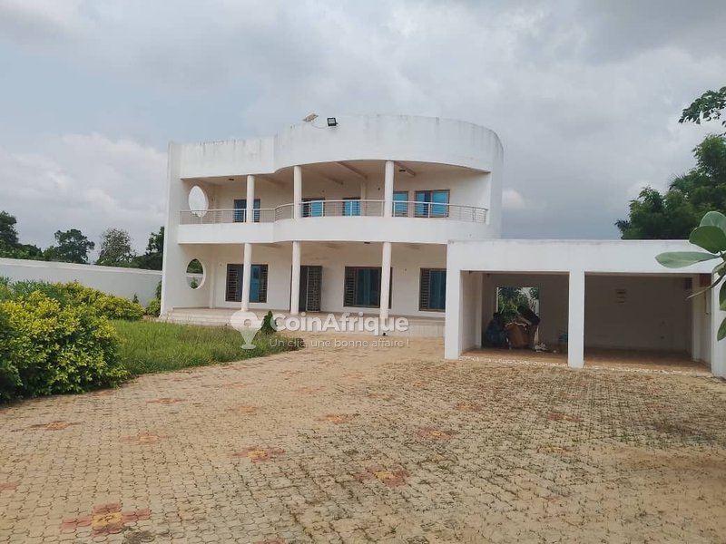 Villa luxueuse de 4 pièces avec terrasse spacieuse et titre foncier