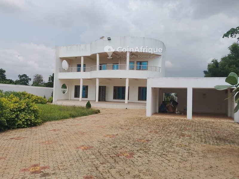 Villa luxueuse de 4 pièces avec terrasse spacieuse et titre foncier