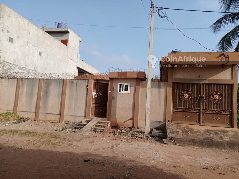 Villa luxueuse de 6 pièces avec vaste cour et garage spacieux