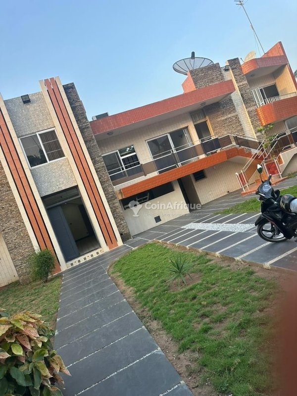 Villa luxueuse de 6 chambres avec titre foncier et grand jardin à Akpakpa