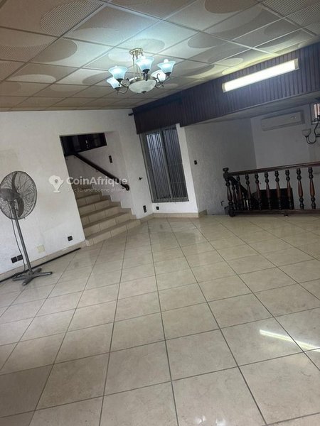 Villa luxueuse de 6 chambres avec titre foncier et grand jardin à Akpakpa