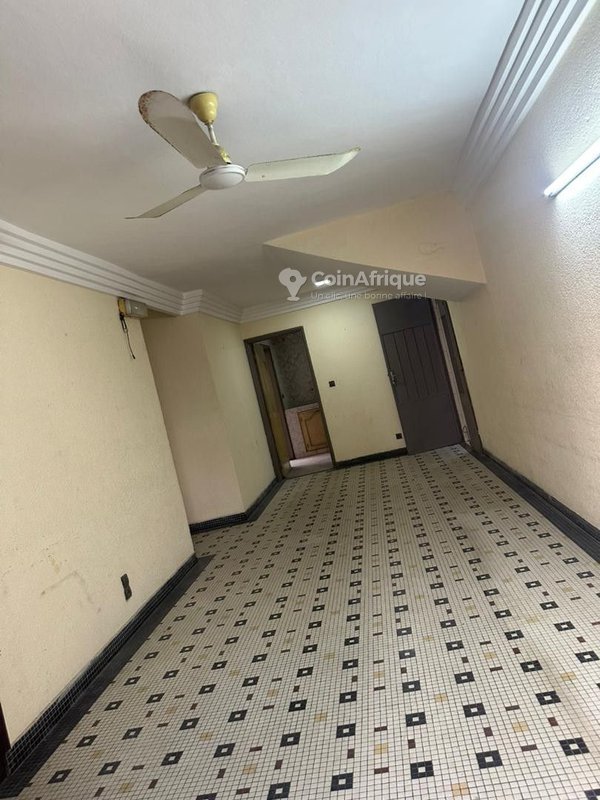 Villa luxueuse de 6 chambres avec titre foncier et grand jardin à Akpakpa