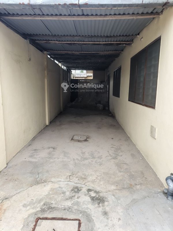 Local polyvalent de 3 pièces avec garage spacieux et compteurs individuels