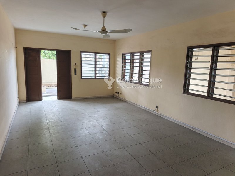 Local polyvalent de 3 pièces avec garage spacieux et compteurs individuels