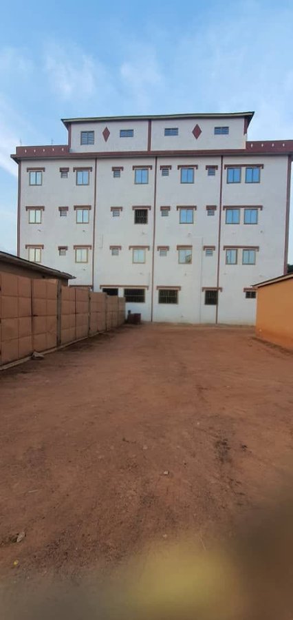 Immeuble hôtelier de 61 chambres avec suites et bar spacieux - Projet achevé à 80%