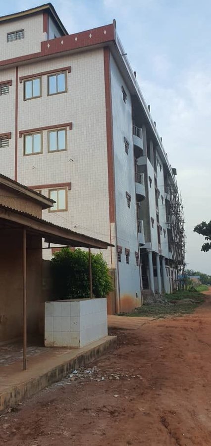 Immeuble hôtelier de 61 chambres avec suites et bar spacieux - Projet achevé à 80%
