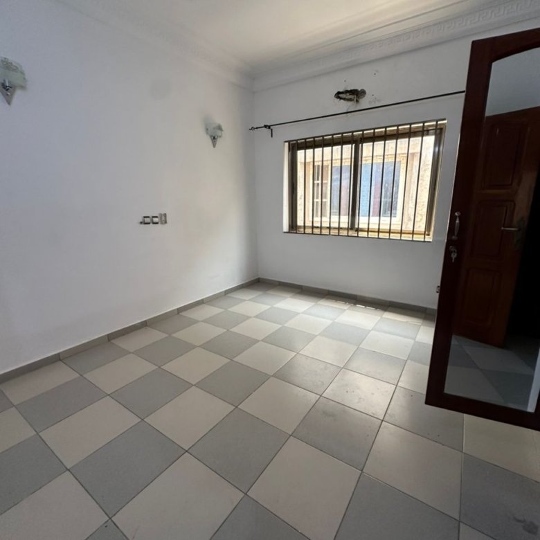 Appartement spacieux de 4 pièces avec terrasse et bureau