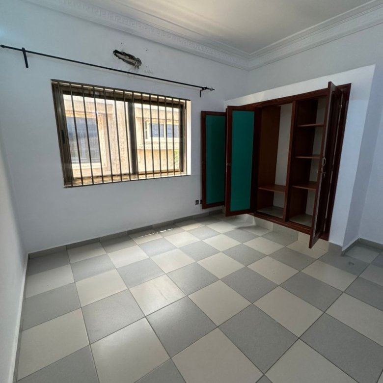 Appartement spacieux de 4 pièces avec terrasse et bureau