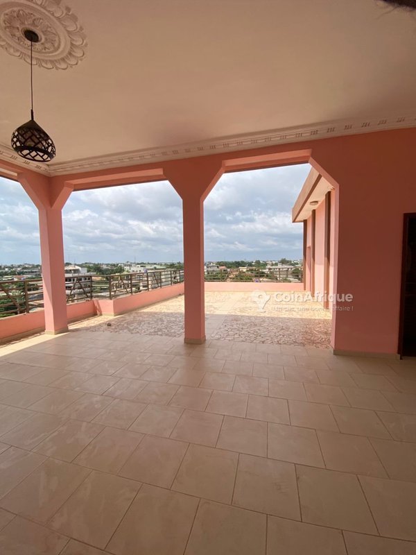 Bureau spacieux de 4 pièces avec cadre professionnel et emplacement stratégique