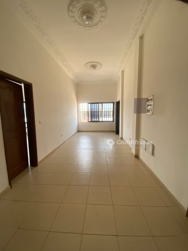 Bureau spacieux de 4 pièces avec cadre professionnel et emplacement stratégique