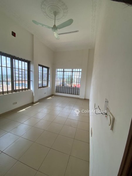 Bureau spacieux de 4 pièces avec cadre professionnel et emplacement stratégique