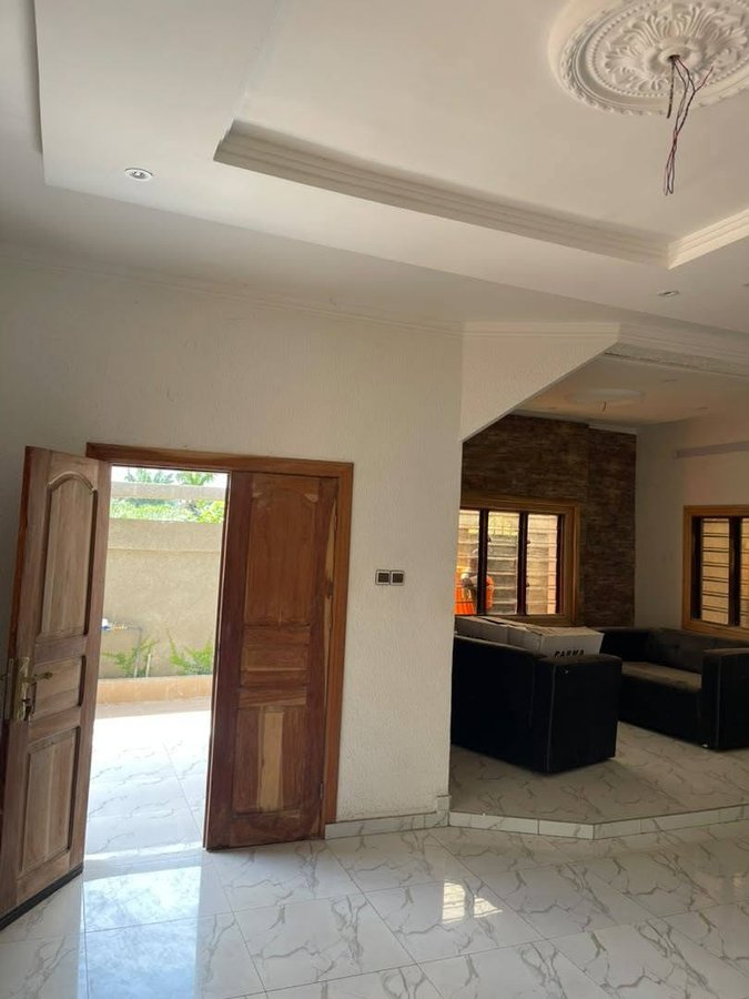 Villa luxueuse de 3 chambres avec jardin et garage spacieux
