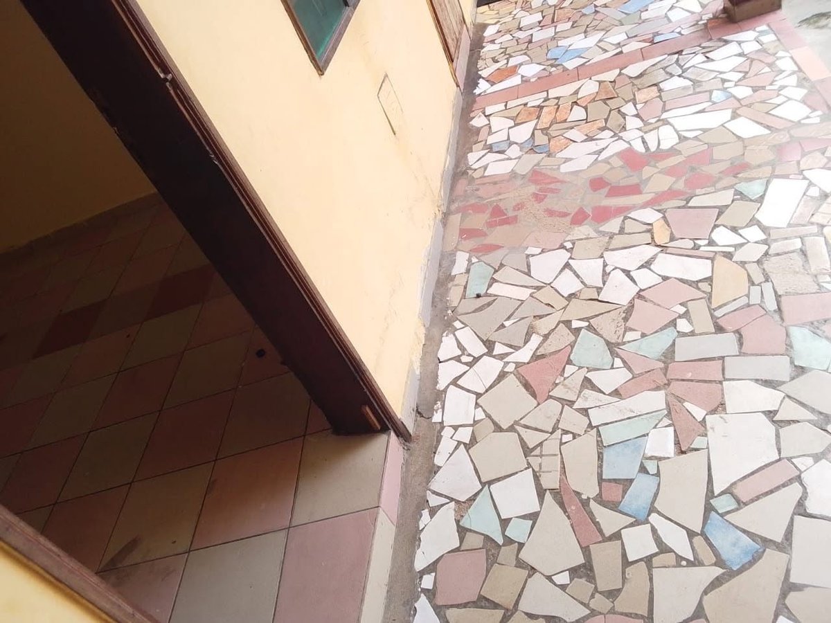 Appartement d'une chambre avec sanitaires dallés et accès véhicules