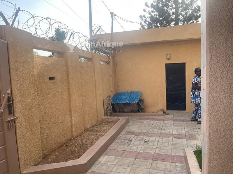 Immeuble R+3 spacieux de 14 pièces avec salle des fêtes et balcons