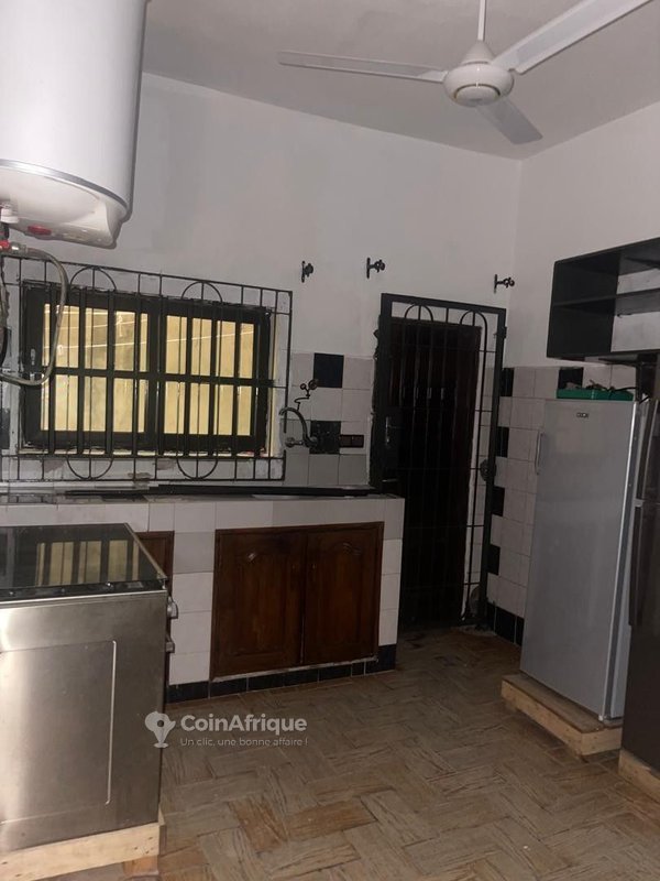 Immeuble R+3 spacieux de 14 pièces avec salle des fêtes et balcons