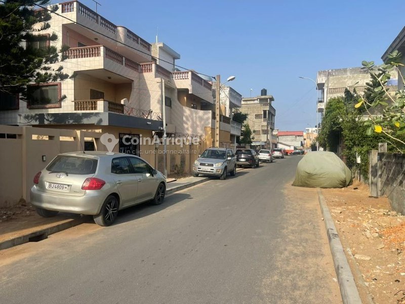 Immeuble R+3 spacieux de 14 pièces avec salle des fêtes et balcons