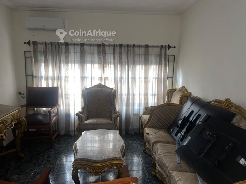 Immeuble R+3 spacieux de 14 pièces avec salle des fêtes et balcons