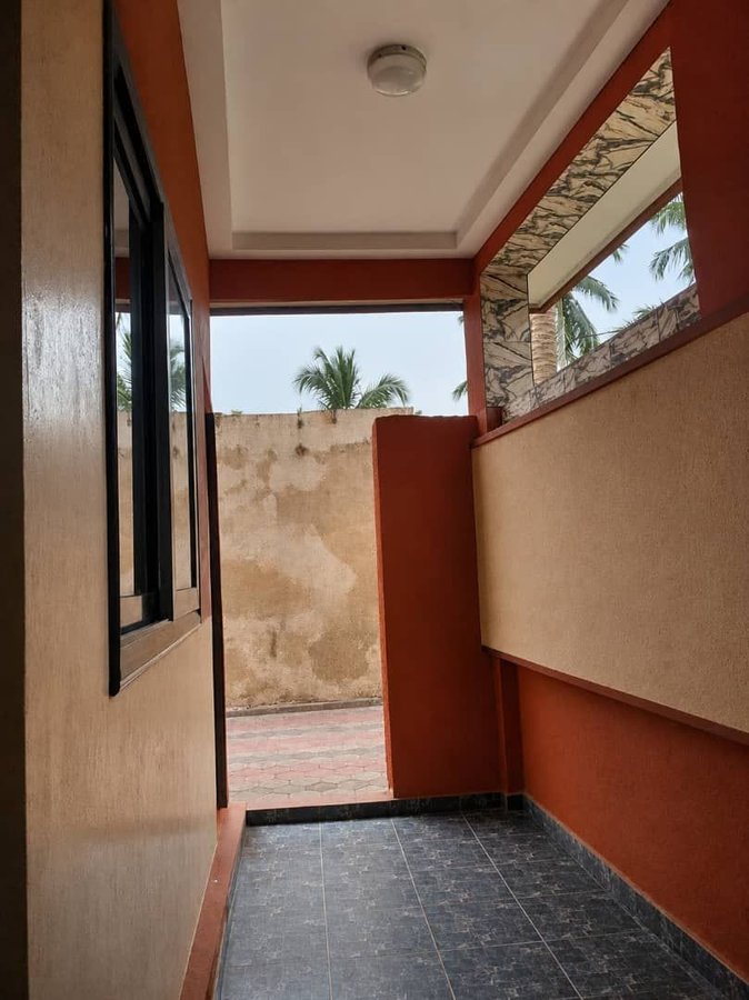 Villa luxueuse de 3 pièces avec boutique intégrée et garage