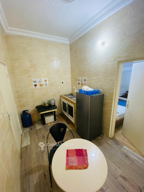 Appartement cosy d'une pièce avec cuisine équipée et cadre aéré