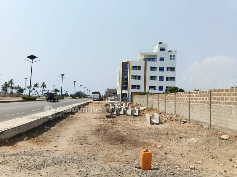 Terrain nu de 330 m² avec documents légaux complets et accès facile