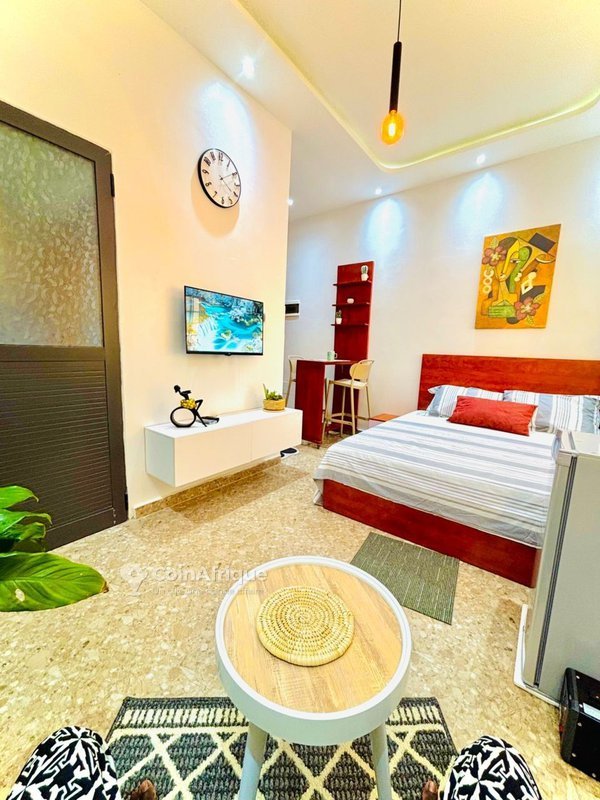 Appartement meublé 4 pièces avec balcon privé et vue sur la piste d'atterrissage