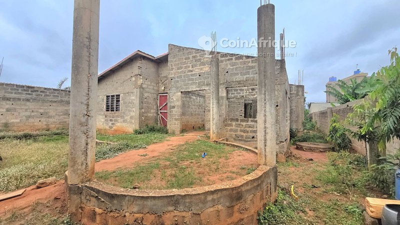 Maison inachevée R+3 avec garage spacieux et potentiel locatif exceptionnel