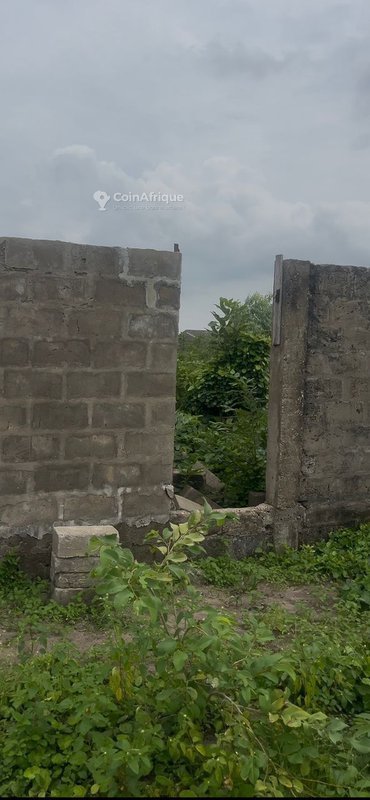Terrain clôturé de 563 m² à proximité immédiate du goudron