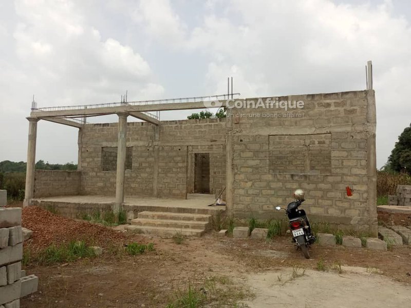 Villa de 3 chambres avec titre de propriété sécurisé et terrasses spacieuses