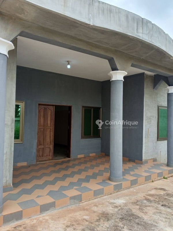 Villa spacieuse de 4 pièces avec grand garage et cour privée