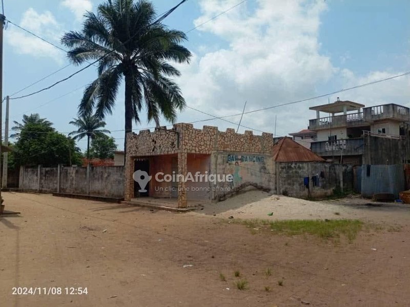 Terrain spacieux avec titre foncier personnel - Ancien bar et auberge inclus