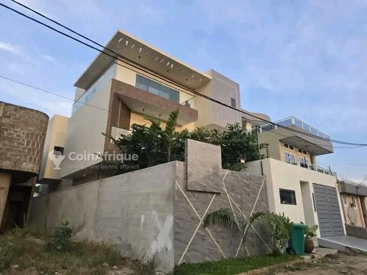 Villa triplex moderne de 4 pièces avec terrasse et sécurité haut de gamme