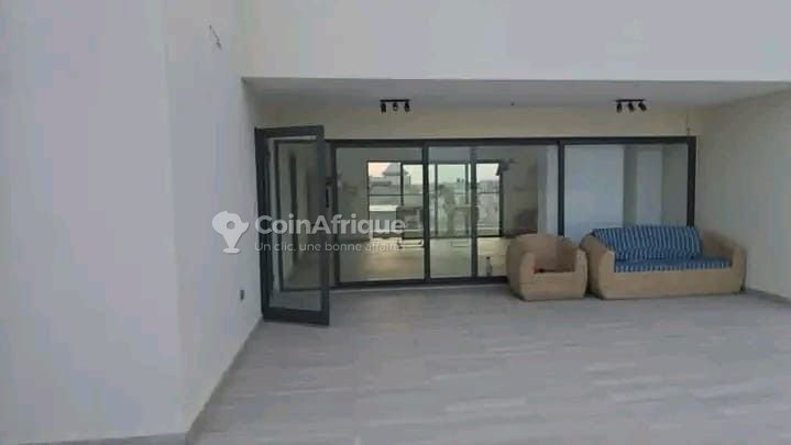 Villa triplex moderne de 4 pièces avec terrasse et sécurité haut de gamme