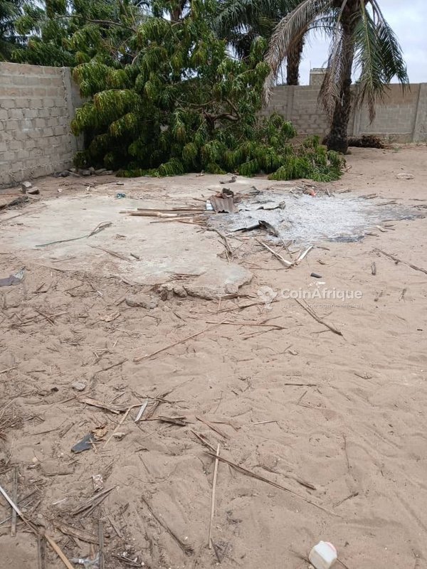 Terrain clôturé de 451 m² - Proximité immédiate de la plage et des axes routiers