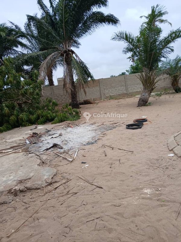 Terrain clôturé de 451 m² - Proximité immédiate de la plage et des axes routiers