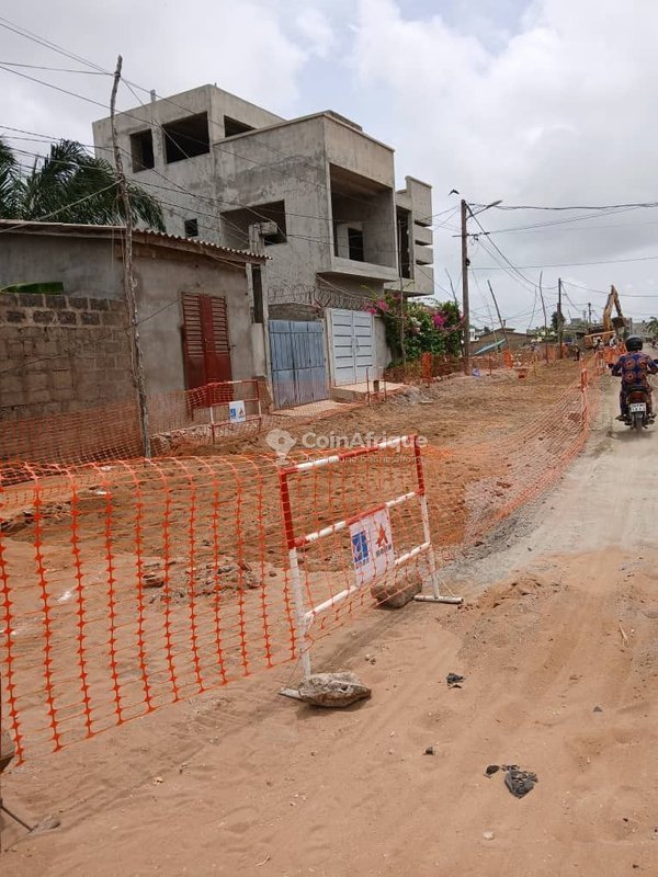 Terrain clôturé de 451 m² - Proximité immédiate de la plage et des axes routiers