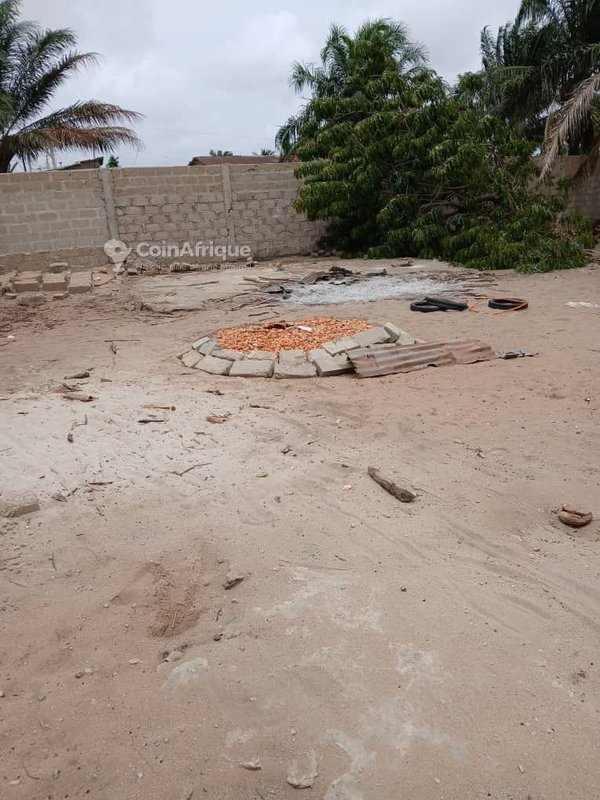 Terrain clôturé de 451 m² - Proximité immédiate de la plage et des axes routiers