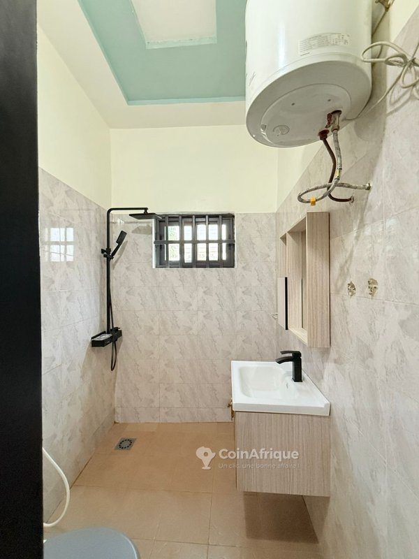 Villa de 3 chambres avec climatisation, terrasse et sécurité renforcée