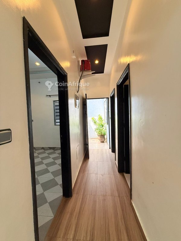 Villa de 3 chambres avec climatisation, terrasse et sécurité renforcée