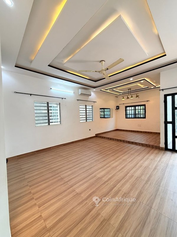 Villa de 3 chambres avec climatisation, terrasse et sécurité renforcée