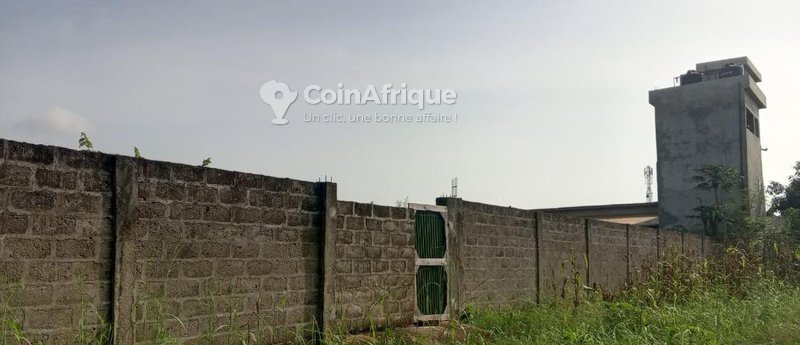 Terrain constructible avec permis d'habiter et clôture de qualité en angle stratégique