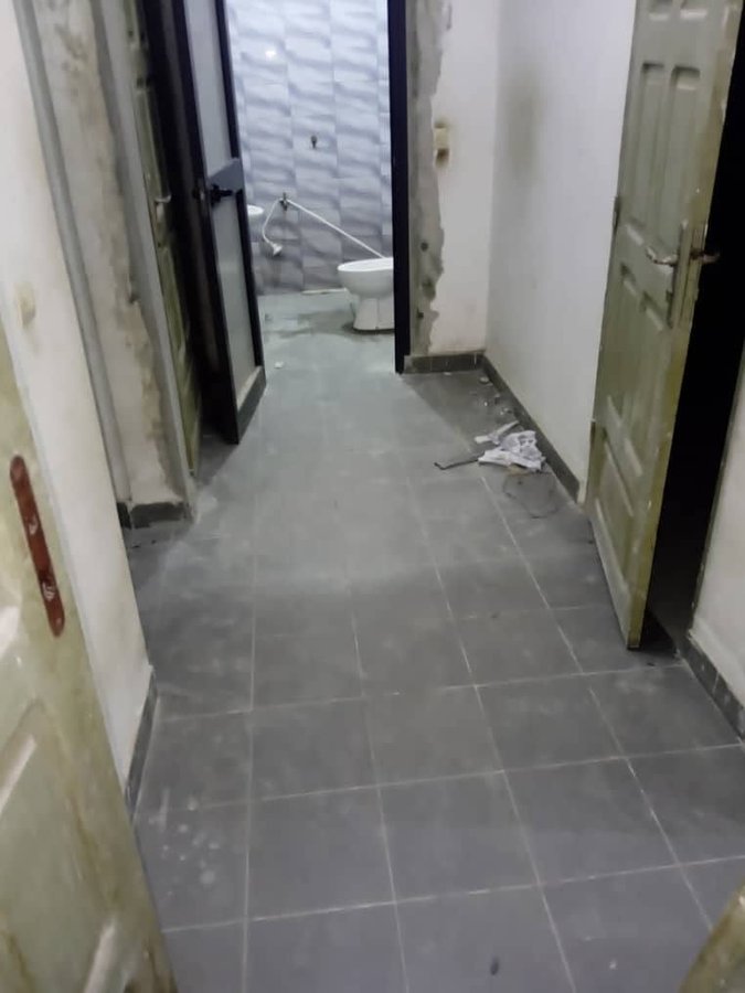 Appartement rénové de 2 pièces avec vastes espaces et sanitaires modernes
