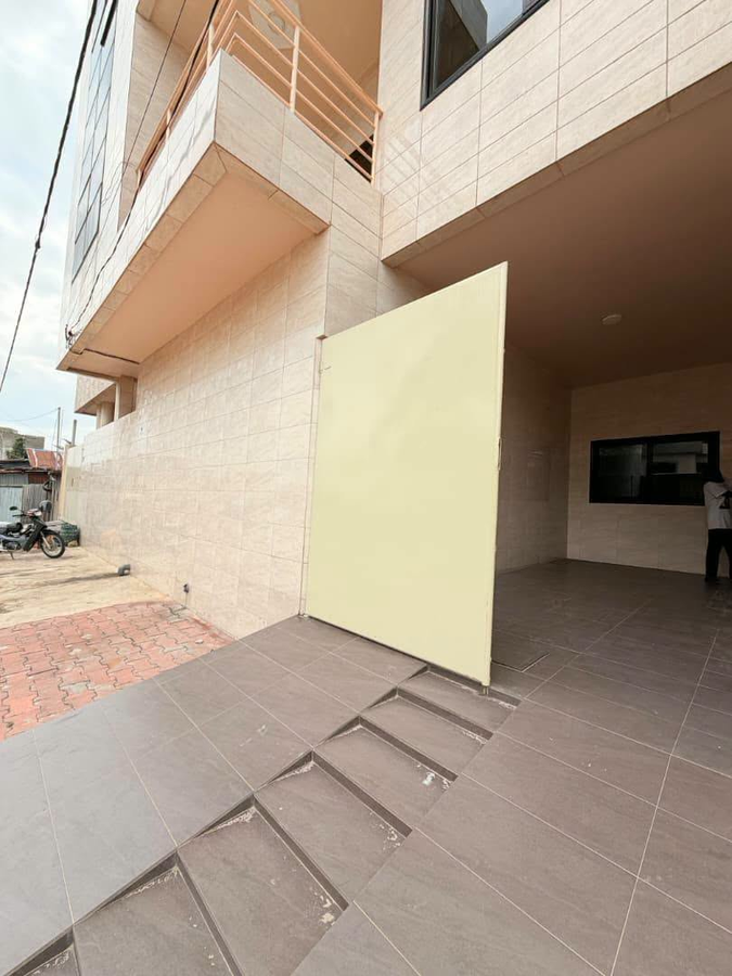 Appartement 2 pièces avec entrée personnelle, garage et arrière-cour