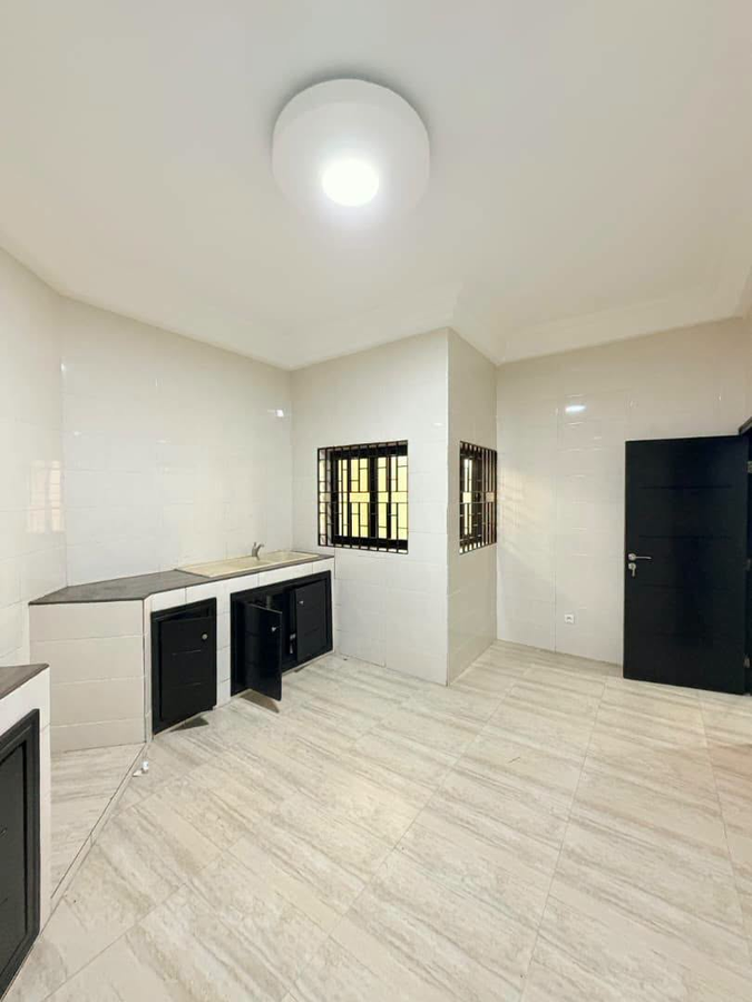 Appartement 2 pièces avec entrée personnelle, garage et arrière-cour