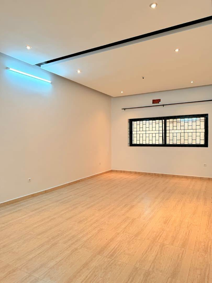 Appartement 2 pièces avec entrée personnelle, garage et arrière-cour