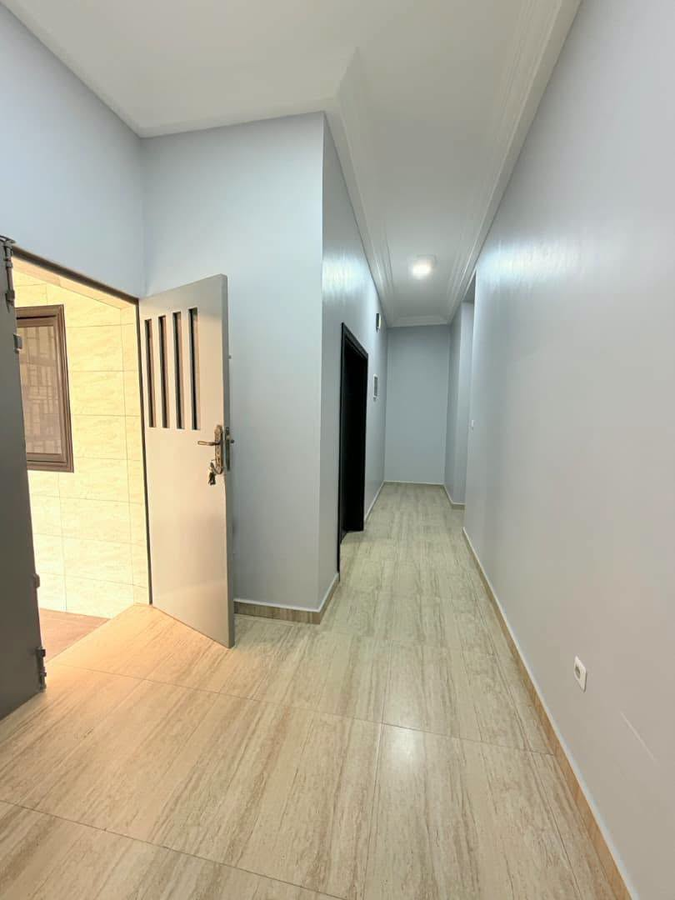 Appartement 2 pièces avec entrée personnelle, garage et arrière-cour