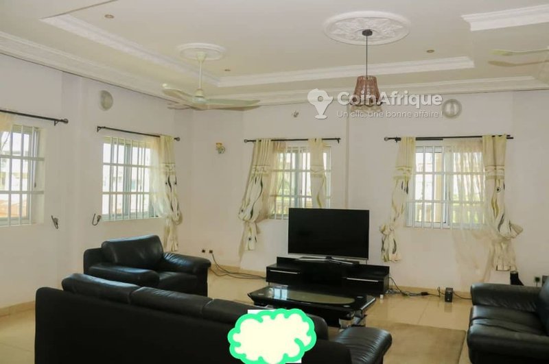 Villa luxueuse de 10 pièces avec sécurité optimale et grande cour exploitable