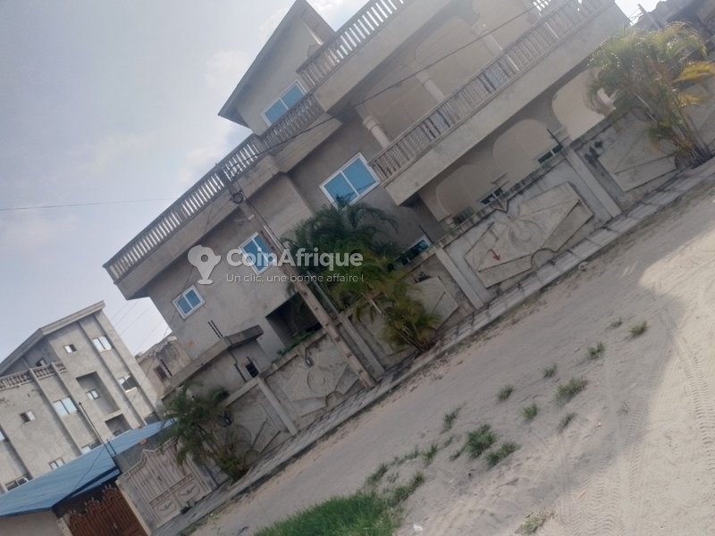 Villa luxueuse de 10 pièces avec sécurité optimale et grande cour exploitable