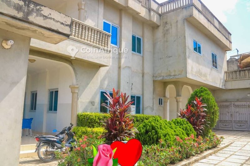 Villa luxueuse de 10 pièces avec sécurité optimale et grande cour exploitable